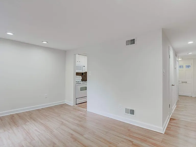 615 10th St NE #B — Photo 3