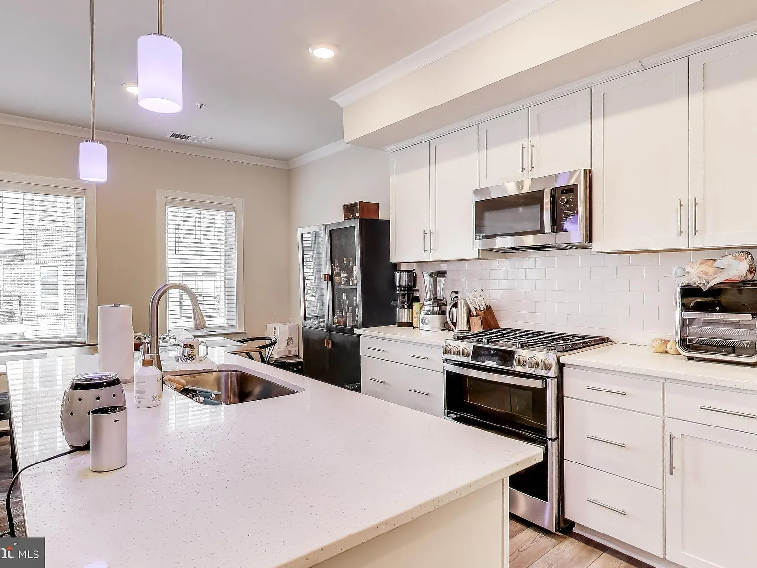 3 bed, 2.5 bath, 1645 sqft, $3,600 — Photo 4