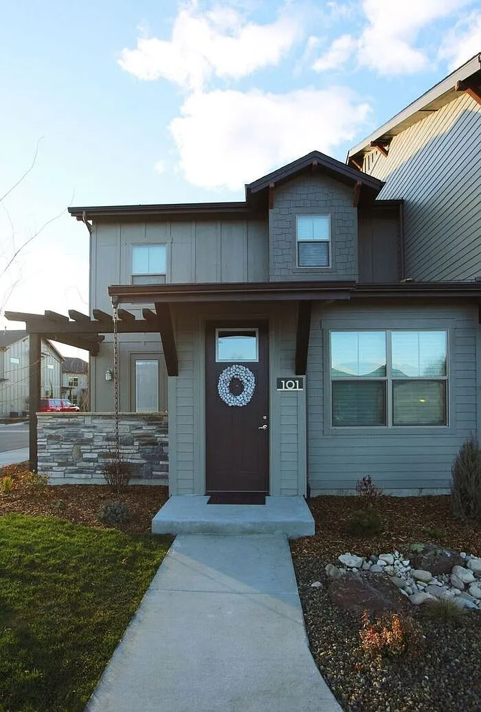 3 bed, 3.0 bath, 1497 sqft, $2,200 — Photo 1