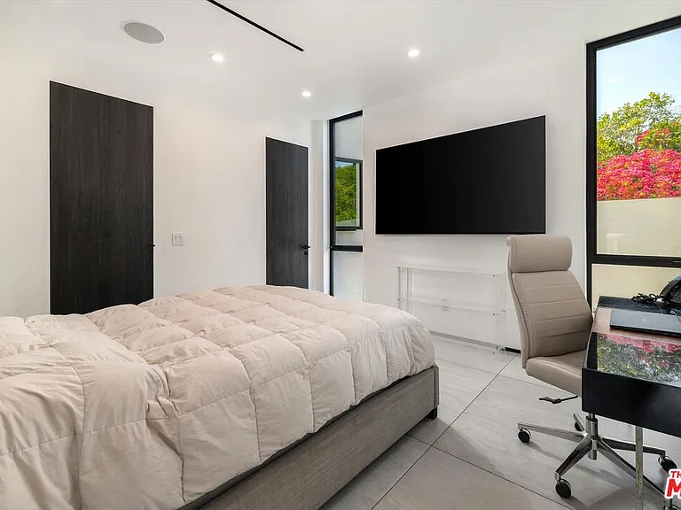 621 N Rodeo Dr — Photo 18