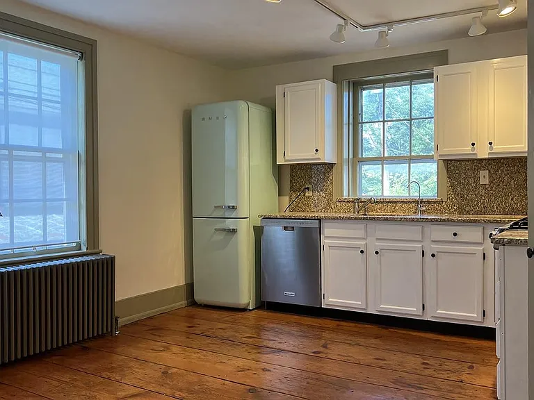 Eat-in-Kitchen