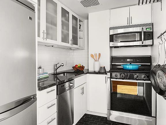 5th image of 250 W 16th St APT 2D