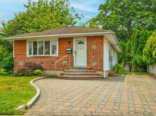 111 Heitz Pl, Hicksville, NY 11801