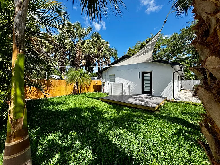 2410 Floyd St — Photo 3