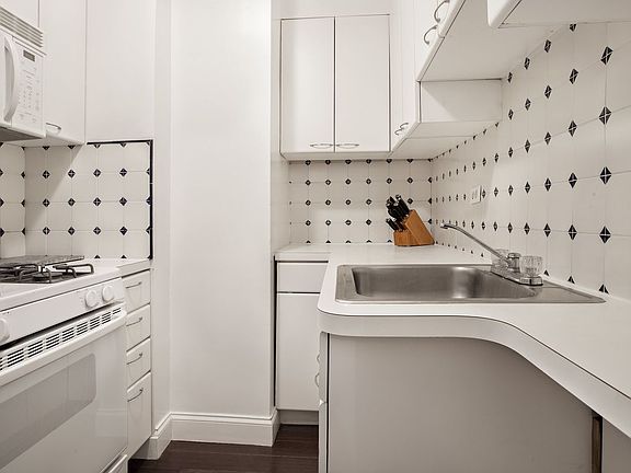 4th image of 301 E 62nd St APT 8A