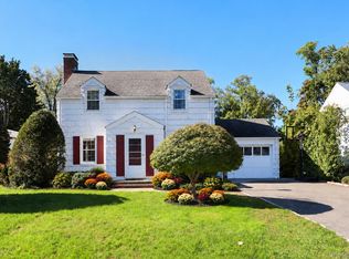 15 Ruth Place, Glen Head, NY 11545