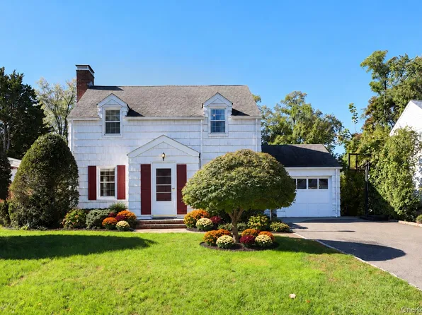 15 Ruth Place, Glen Head, NY 11545