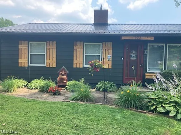 223 Taylor Rd, Barberton, OH 44203