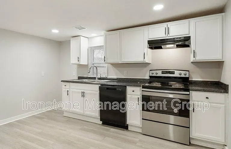 1103 N Franklin Ave W — Photo 10