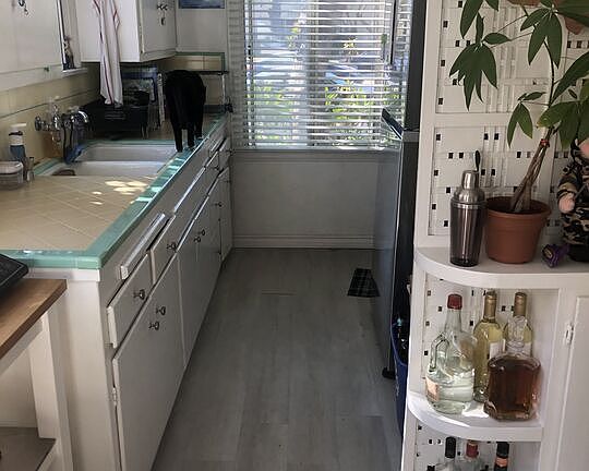 4th image of 2628 S Barrington Ave #1