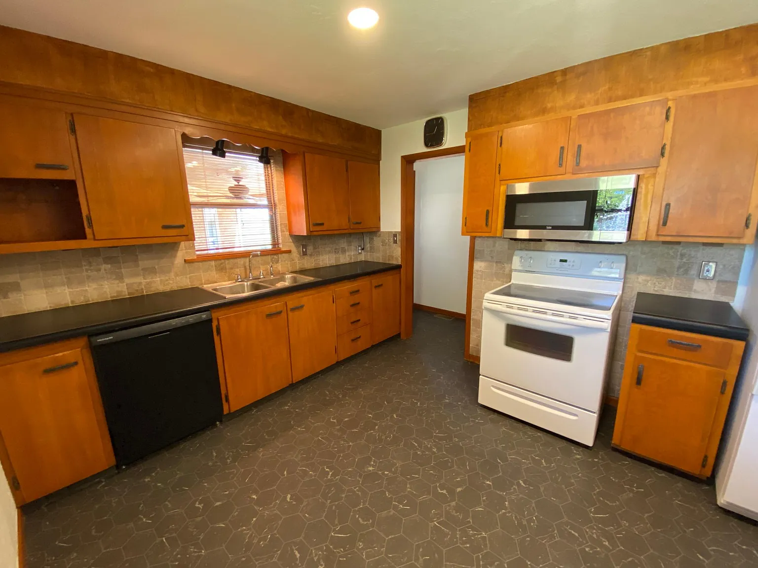 8 Nob Hill Dr — Photo 4