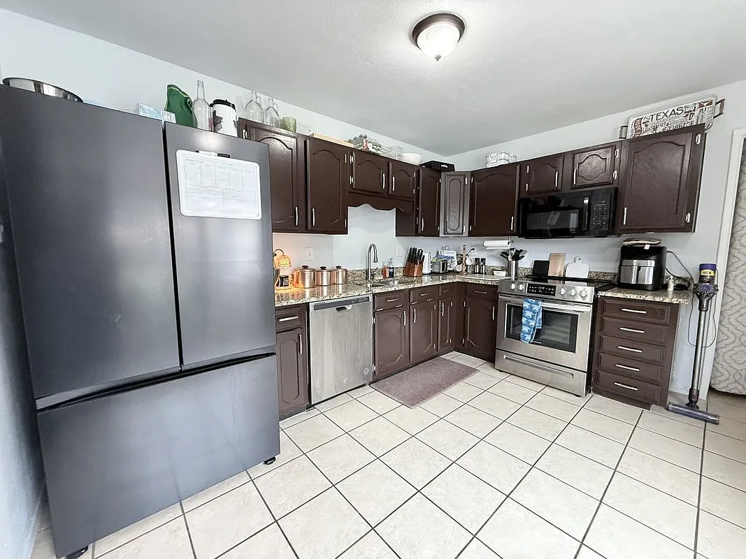 3 bed, 2.0 bath, 1419 sqft, $2,100 — Photo 4