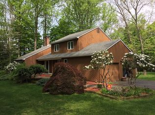32 Robin Rd, Woodbridge, CT 06525