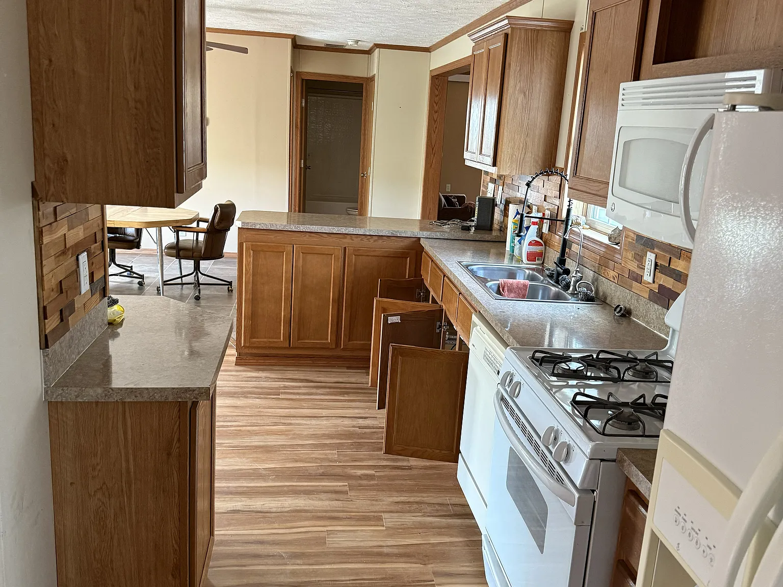 2 bed, 1300 sqft, $1,000 — Photo 4