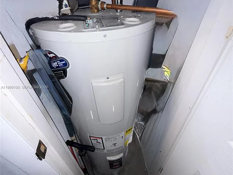 141 NE 10th Ave #17B — Photo 33
