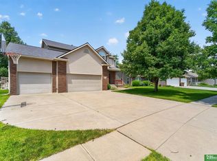 5840 Clear Creek Dr, Lincoln, NE 68516