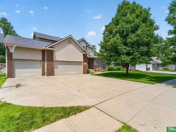 5840 Clear Creek Dr, Lincoln, NE 68516