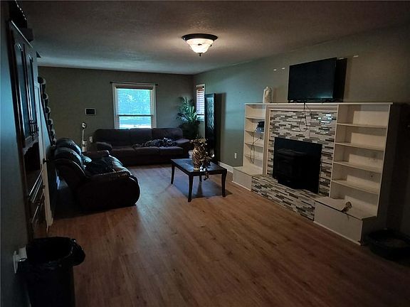 5th image of 105 Spruce St