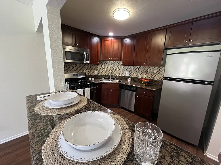 Versailles on the Lake Apartments — Photo 107