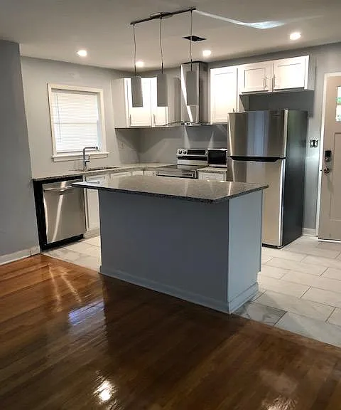 2440 Edgewater Dr SW — Photo 2