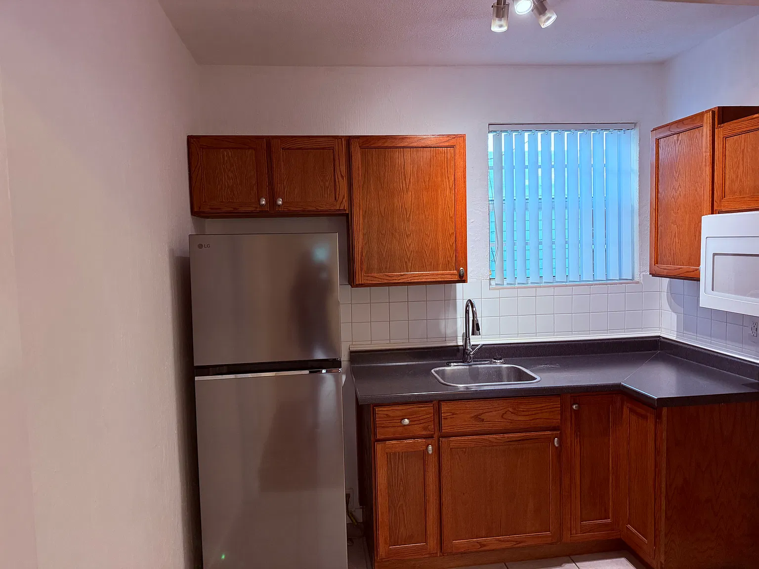 2 bed, 750 sqft, $3,400 — Photo 4