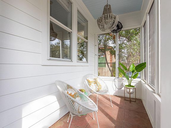 4th image of 904 Josephine St