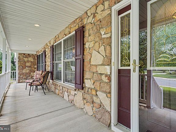 4th image of 939 Nena Ave