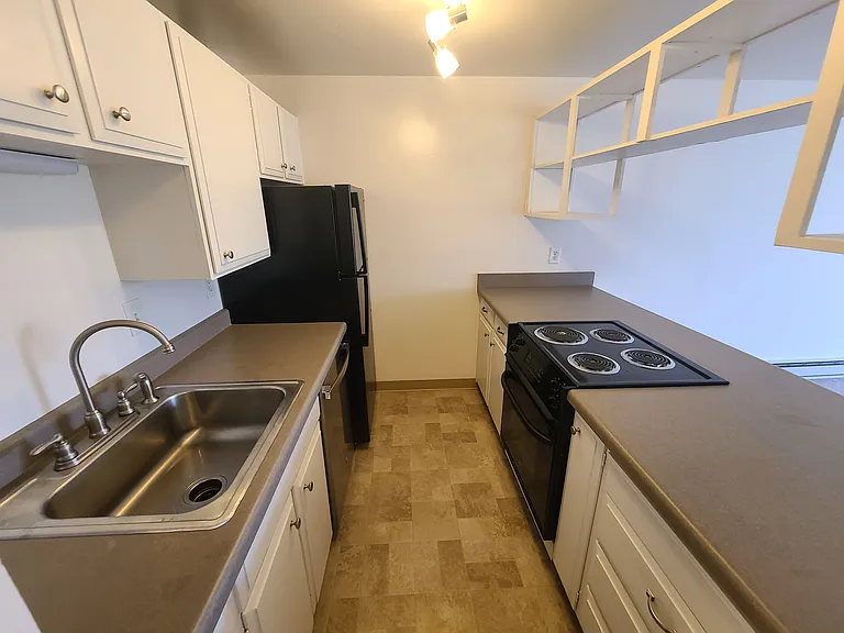 Mont Clare Apartments — Photo 4