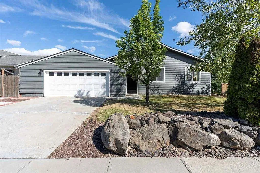 4 bed, 2.5 bath, 1925 sqft, $2,795 — Photo 1