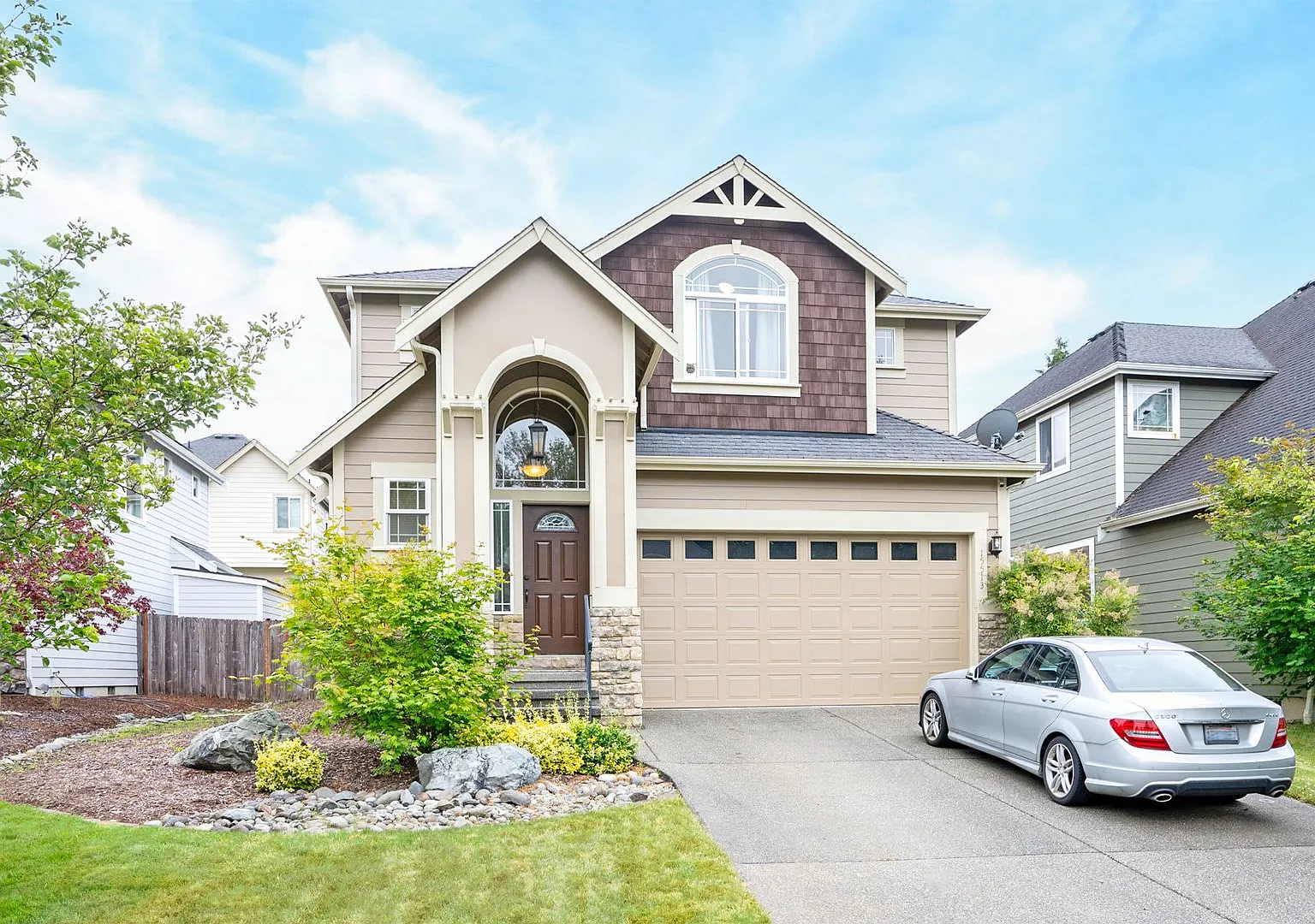 Spacious 4-Bedroom Home in The Oaks with Fenced Yard — Photo 1