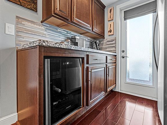 2nd image of 2350 NE 14th Street Causeway #103