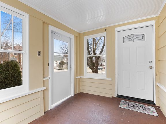 2nd image of 1423 W Cornelia Ave