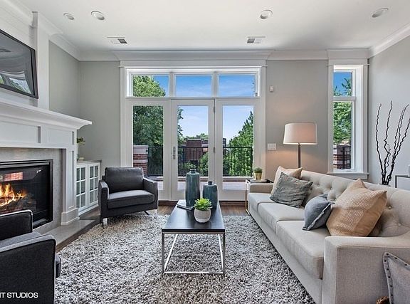 4th image of 3813 N Kenmore Ave #3S