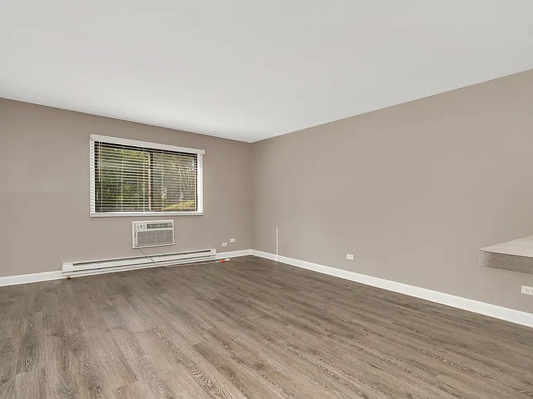 Lakeside Village Apartments — Photo 32