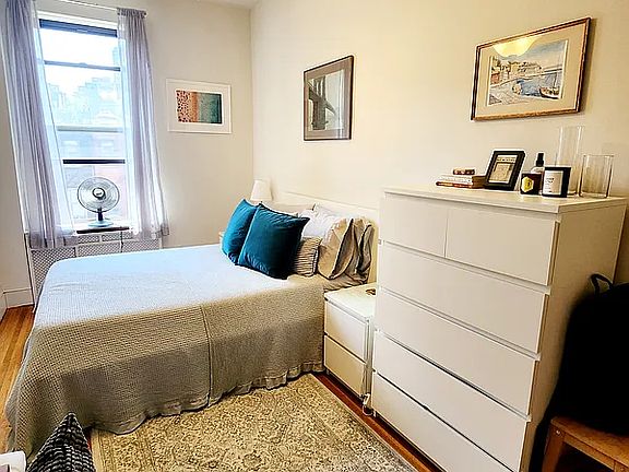 4th image of 156 W 74th St #4F