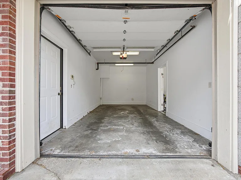 261 S Limestone #303 — Photo 37