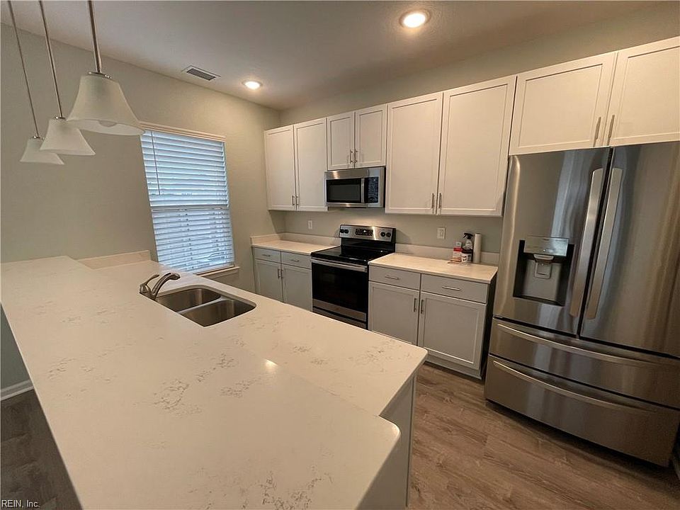 Gourmet kitchen with updated appliances and lots of cabinets and cooking space
