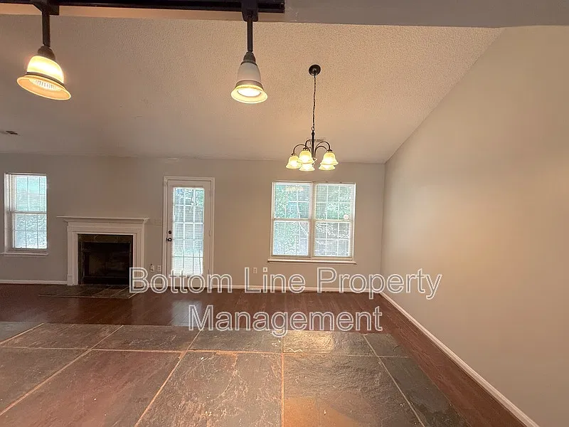 3 bed, 2.0 bath, 1200 sqft, $1,695 — Photo 4