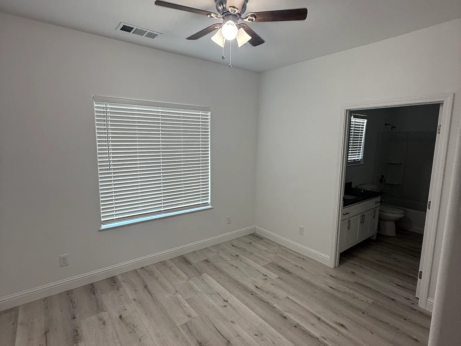 4 bed, 1897 sqft, $2,950 — Photo 4