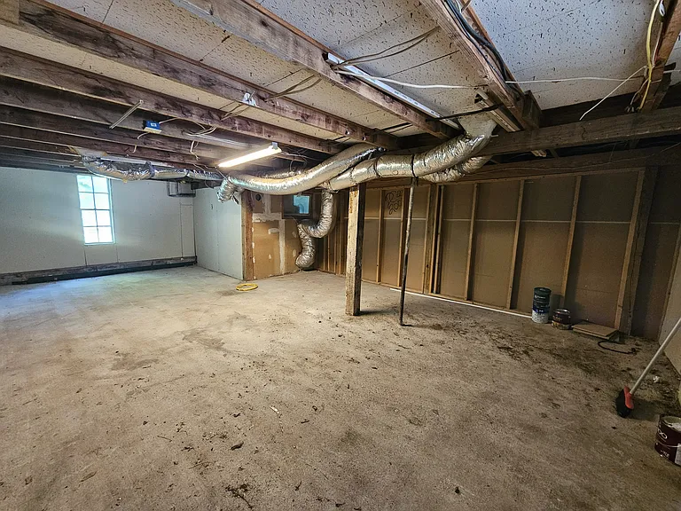 806 W Spring St — Photo 23