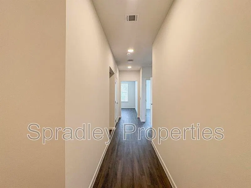 3 bed, 2.0 bath, 1090 sqft, $1,599 — Photo 2