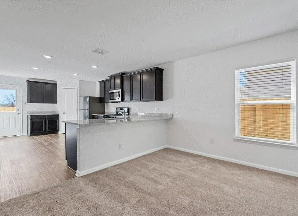 3 bed, 2.0 bath, 1580 sqft, $1,600 — Photo 3