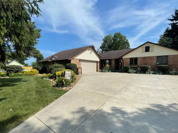 7666 Labo Rd, South Rockwood, MI 48179