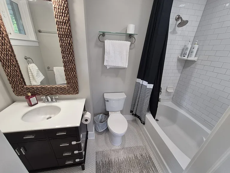 Newly renovated bath, linens provided.