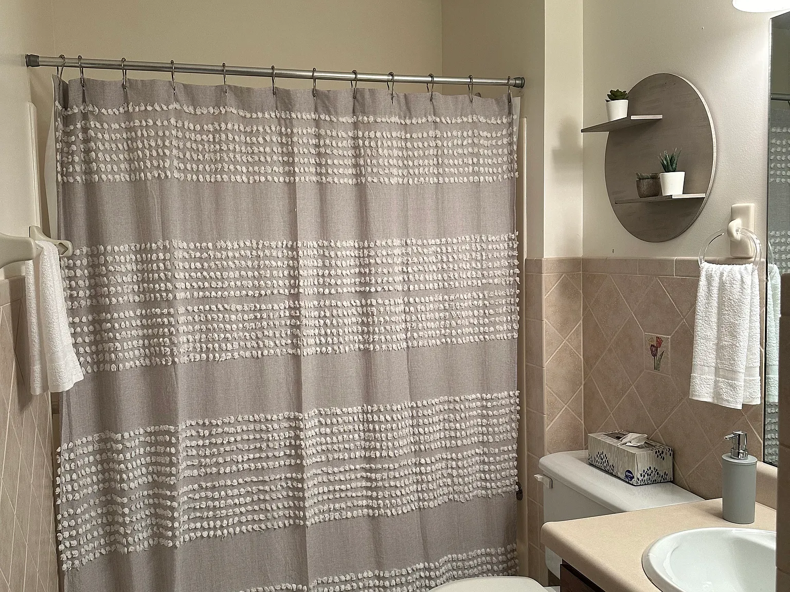 Fully furnished 1 bed 1 bath condo walking distance to United/Childrens. — Photo 3