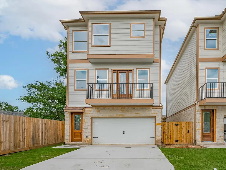 2206 Hoskins Dr — Photo 3