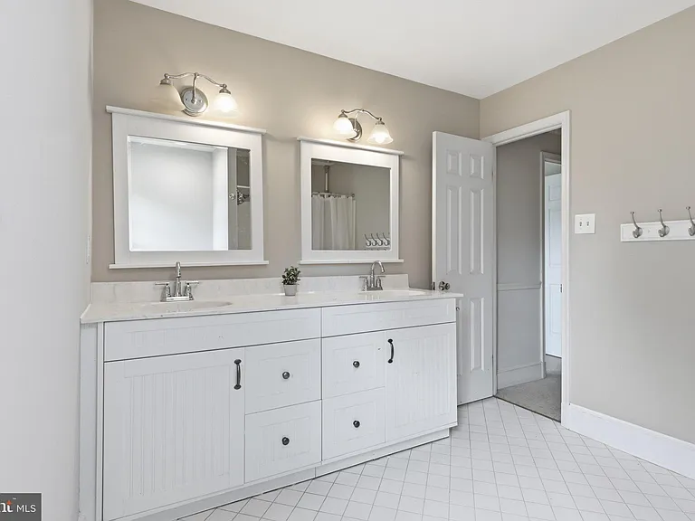6817 Jeremiah Ct — Photo 29