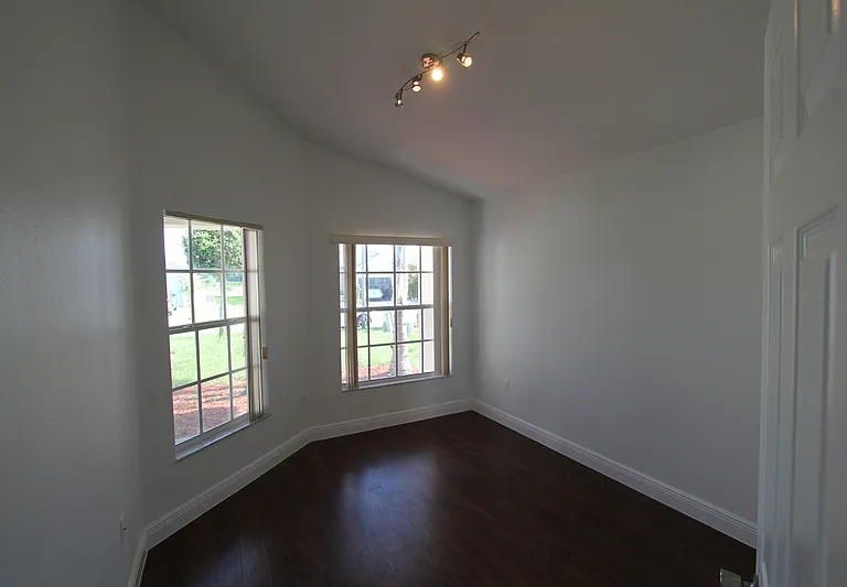 210 Garberia Dr — Photo 3