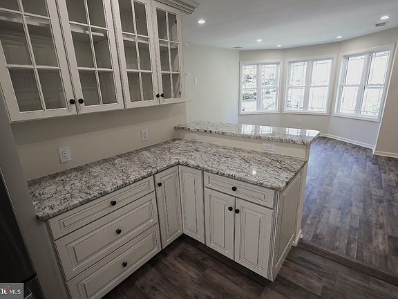 5th image of 136 Morrison Ave