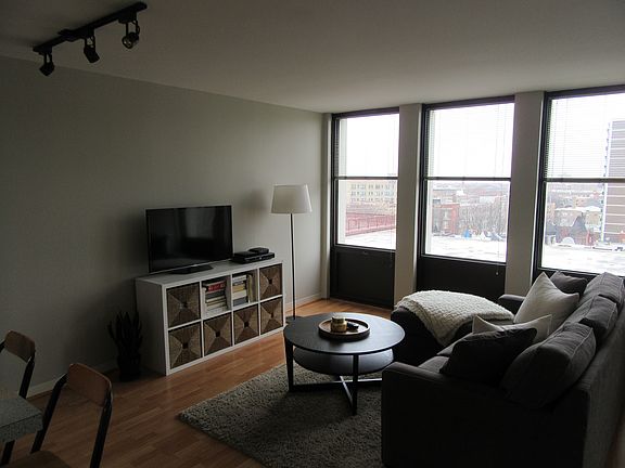 3rd image of 444 W Fullerton Pkwy APT 902